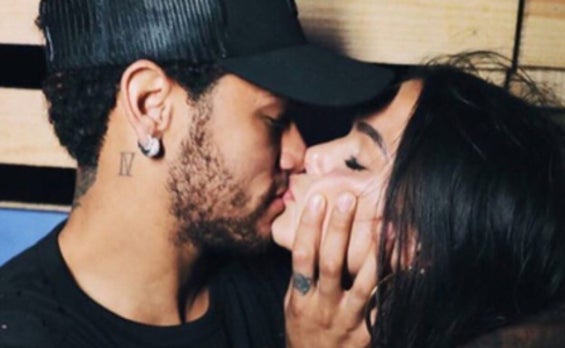 Neymar besa a su ex Bruna Marquezine. /Instagram