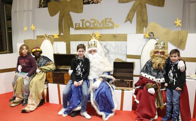 Varios niños, con los Reyes Magos en el centro comercial El Tormes./Laya