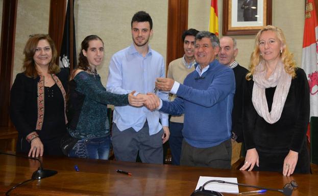 Un momento de la firma de documentación de cesión./WORD