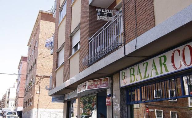 Anuncios de pisos que se alquilan en el barrio de San Bernardo./WORD