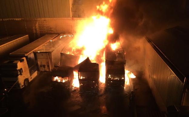 Cinco camiones afectados por un incendio en el Polígono San Cristóbal