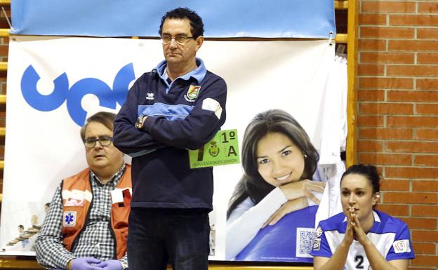 Miguel Ángel Peñas sigue los movimientos de sus juagdoras durante un encuentro/