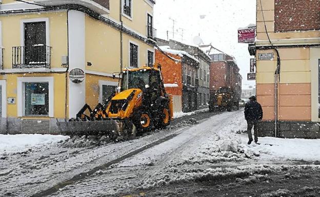 Las calles de Peñaranda presentaban en la mañana de ayer esta fisonomía, con la maquinaria desplegada para hacer frente a la copiosa nevada. /C.H.