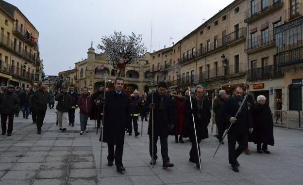 Los mayordomos caminan por la Plaza Mayor. /S.G.