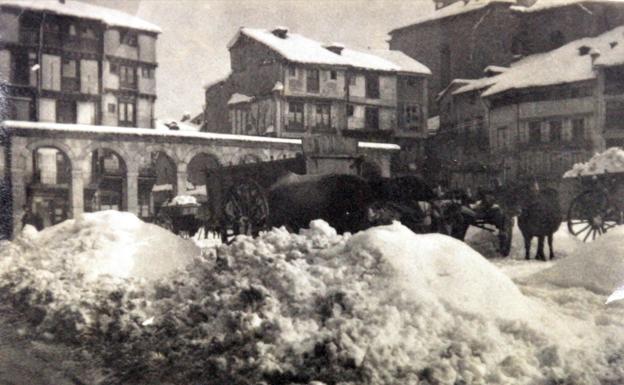 Montones de nieve en la Plaza Mayor hacia el año 1900, en una fotografía que se atribuye a Daniel Zuloaga Boneta. /Archivo Municipal de Segovia