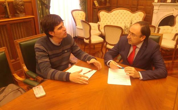 Alfonso Polanco, derecha, y Juan Gascón, durante la rerunión. /El Norte