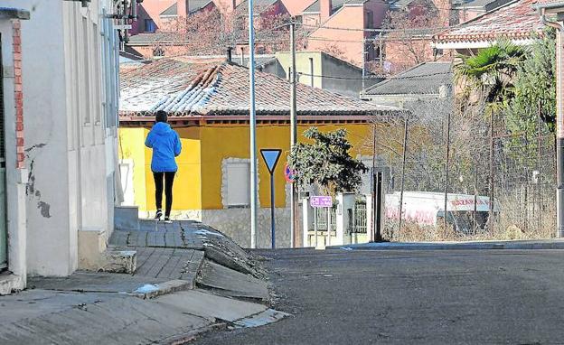 Estado de las aceras y la calzada de la calle./F. J.