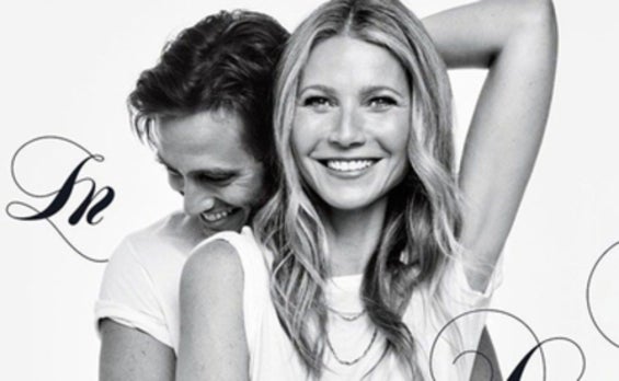 Brad Falchuk abraza a Gwyneth Paltrow. /GOOP