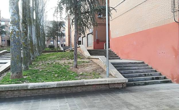 Las escaleras de acceso a la plaza de Extremadura. /WORD