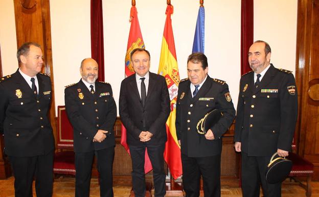 Florencio Rodríquez, segundo por la derecha, junto al subdelegado y otros mandos policiales. /WORD