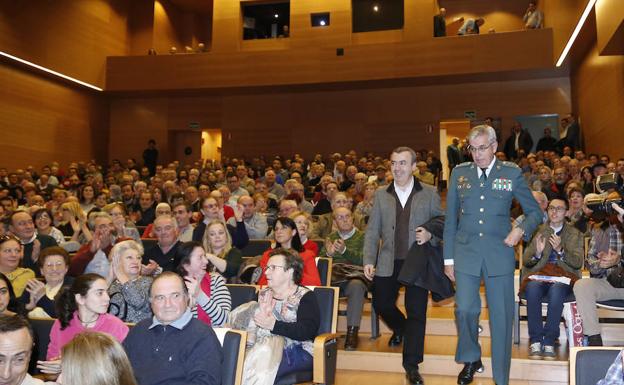 El coronel Manuel Sánchez, junto a Lorenzo Silva, llegan a un auditorio abarrotado./Manuel Laya