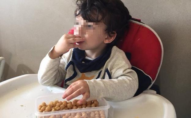 Una foto de un niño desayunando garbanzos agita las redes sociales