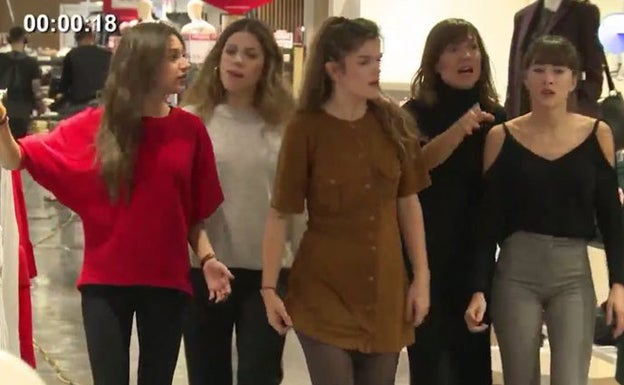 Aitana, Ana, Ana y Miriam en el centro comercial de compras. /Periscope