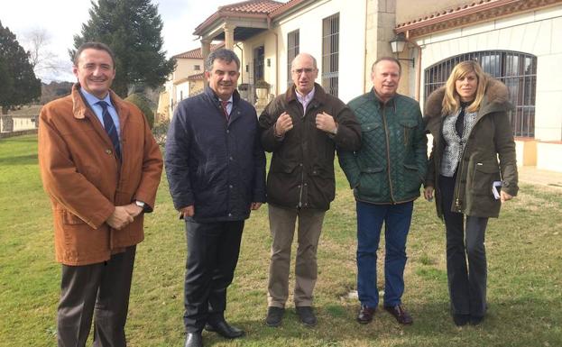 El director del INIA, Manuel Lainez; el secretario general de Ciencia e Innovación, Juan María Vázquez; el presidente de la Diputación , Javier Iglesias; el diputado de Agricultura, Román Hernández y la diputada de Economía, Chabela de la Torre, en Castro Enríquez. /WORD