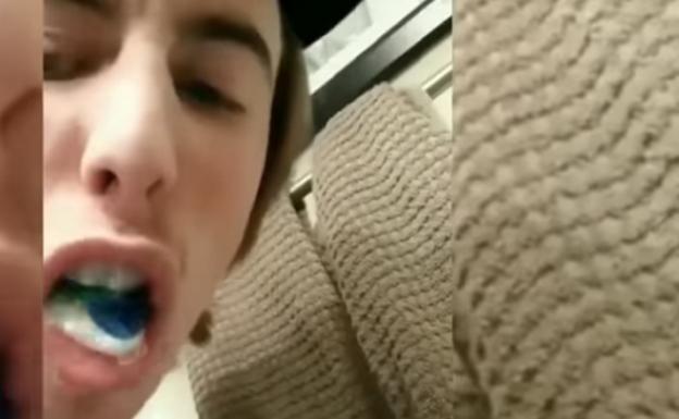 Captura de un joven comiéndose una pastilla de detergente. /Youtube