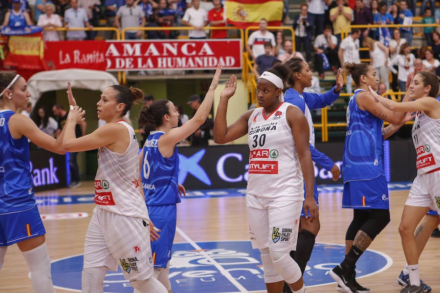 Las jugadoras de Avenida Girona se saludan al final del partido de la primera vuelta disputado en Salamanca. /ANTORAZ