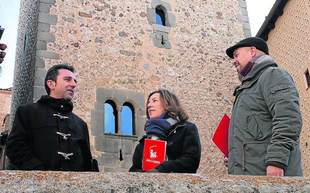 Alberto López Villa (i), Ana Peñalosa y Ángel Galindo, frente al Torreón. /El Norte