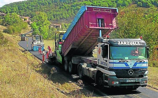 Obras en una carretera provincial en Castillería. /El Norte
