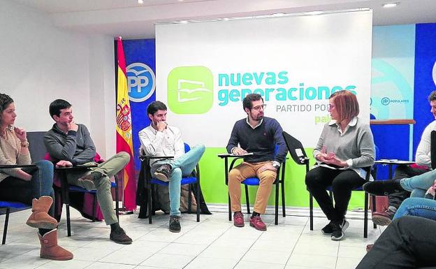 El candidato a renovar la presidencia de Nuevas Generaciones, Eduardo Carazo, presenta ayer su proyecto en Palencia. /BRÁGIMO-ICAL