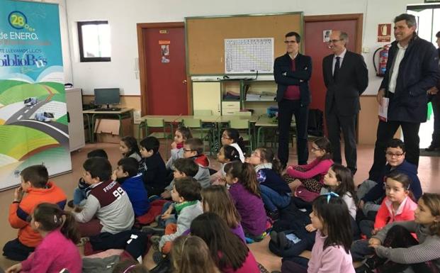 El presidente de la Diputación, Javier Iglesias, durante su visita de ayer a Castellanos de Moriscos. /WORD