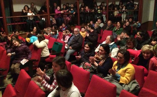 Más de un centenar de personas, la mayoría de ellos niños, asistieron en la tarde de ayer a la primera actuación de ‘Titiriqueros’ en el Teatro León Felipe de Sequeros. /MARJÉS