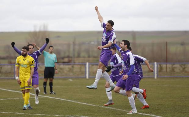 Los jugadores del Becerril acuden a felicitar a Crespo por su gol. /Antonio Quintero