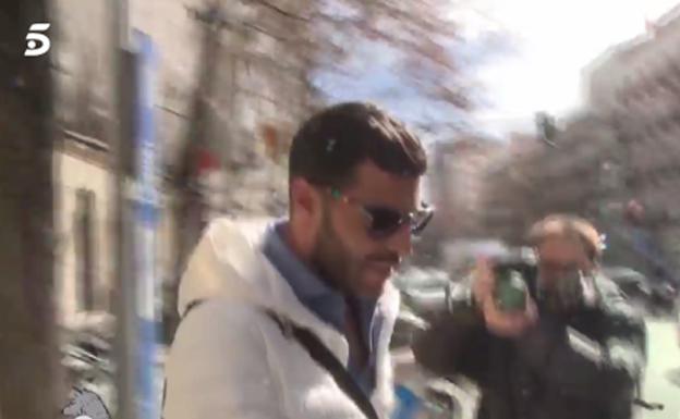 Miguel Torres, sale del apartamento donde se reúne con Paula Echevarría. /Telecinco