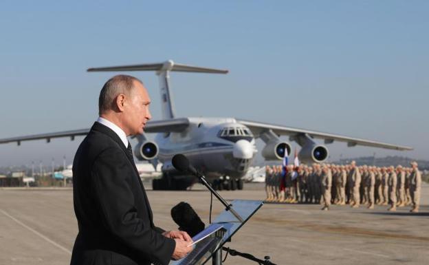 Imagen de archivo del presidente ruso, Vladímir Putin, en la base rusa de Hmeymim en Siria./Michael Klimentyev (Efe)