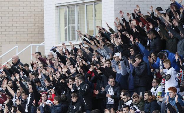 Aficionados de Unionistas siguen el partido ante el Astorga. /MANUEL L AYA