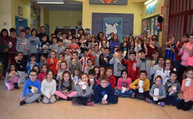Los alumnos y profesores del CEIP Miguel de Cervantes comieron sus bocadillos en el propio centro escolar. /WORD