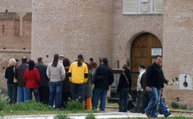 Turistas de visita al Castillo de la Mota./F. J.