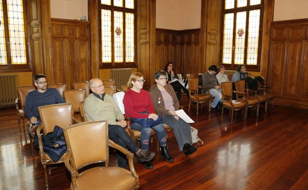 Vecinos de Pan y Guindas en el pleno del Ayuntamiento de Palencia. /Antonio Quintero