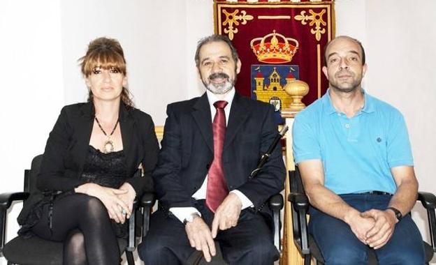 Pedro Vegas, entre la actual alcaldesa, Rosario Díez, y el teniente de alcalde, Fernando Rodríguez. /El Norte
