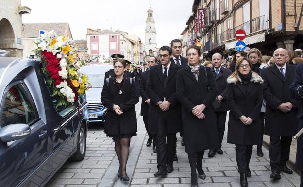Familiares y autoridades desfilaron en comitiva desde el Ayuntamiento hasta la Colegiata.