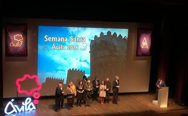 Emilio Iglesias Velasco, ex presidente de la Junta de la Semana Santa de Ávila, recoge la máxima distinción, la Insignia de Oro./Paula Velasco.