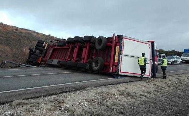 El camión volcado sobre la carretera./A. O.