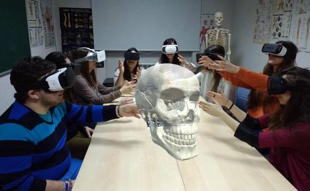 Un grupo de alumnos, durante una simulación virtual. /USAL