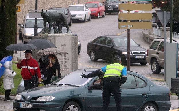 Un agente de la Policía Local regula el tráfico la pasada Semana Santa. /Antonio de Torre