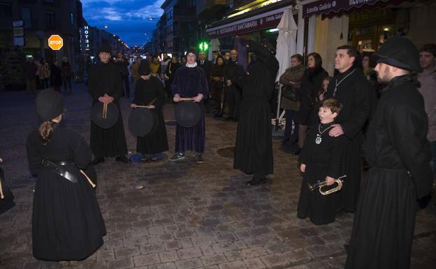 Tapetanes anunciando el pregón de la Semana Santa de Rioseco, que este año tendrá lugar este sábado. /A. Mingueza