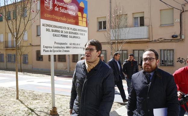 El alcalde y el concejal Daniel Llanos visitan las obras que se acometen en la calle Perdiz. /MANUEL LAYA