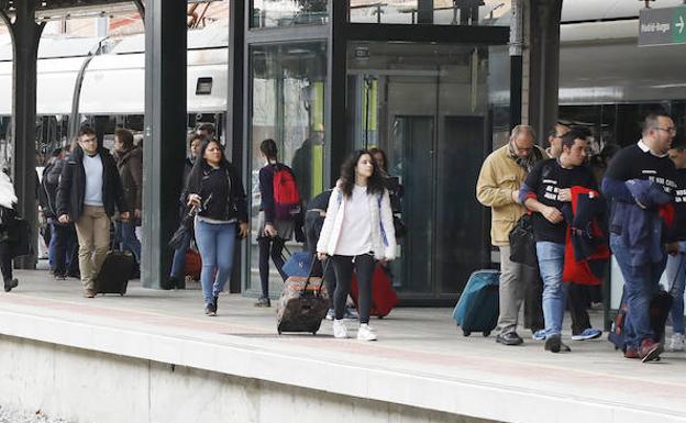 Varios viajeros llegan a la Estación de Trenes de Palencia. /Antonio Quintero