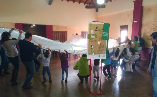 Los niños participaron en diferentes actividades y juegos, mientras que los padres llevaron a cabo dos mesas de trabajo antes de juntarse para comer. /MARJÉS