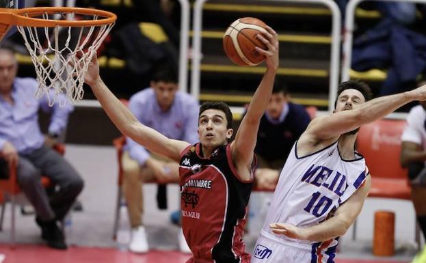 Álex Reyes entra a canasta./G. Villamil