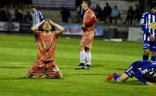 Los jugadores del Guijuelo se lamentan de una ocasión ante el Talavera. /CD GUIJUELO