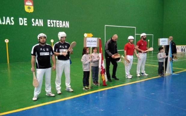Pareja del Club de Pelota Vallelado (de azul) antes del inicio de la semifinal de paleta cuero /C. Catalina