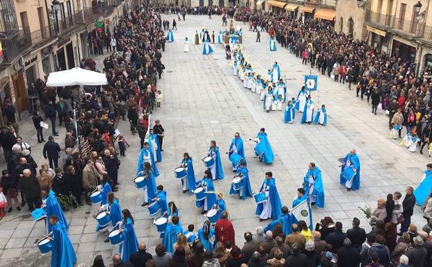 La cofradía a su paso por la plaza Mayor. /S.G.