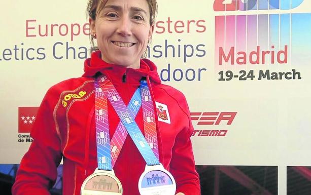 Lucía Santos posa con dos de las medallas.
