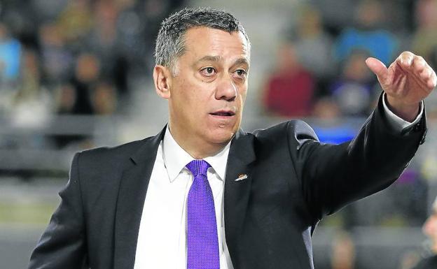 El entrenador del Chocolates Trapa, Alejandro Martínez, da instrucciones a sus jugadores en el partido ante el Clavijo./