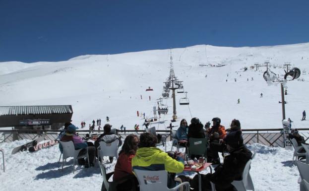 El inicio de Semana Santa en las pistas granadinas es prometedor/Sierra Nevada