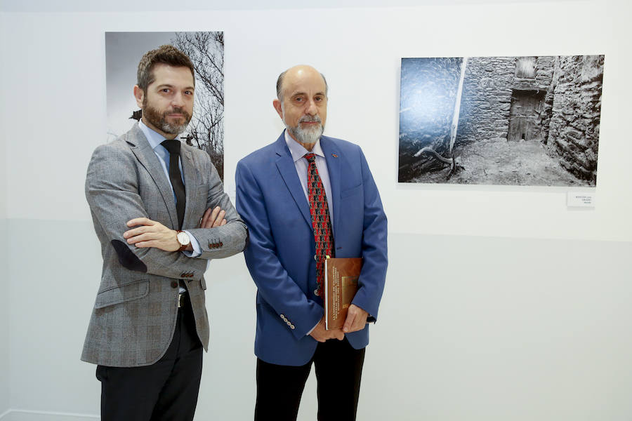 El edil Julio López Revuelta acompañó a Vicente Sierra Puparelli en la inauguración de la muestra. /LAYA
